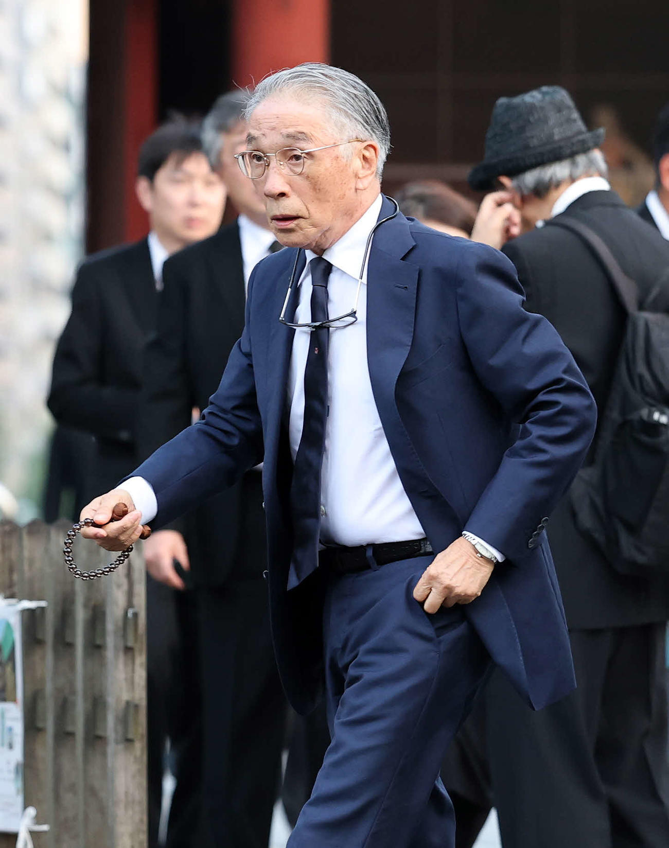 ケイダッシュ川村龍夫代表取締役会長の通夜に訪れた堺正章（撮影・鈴木正人）