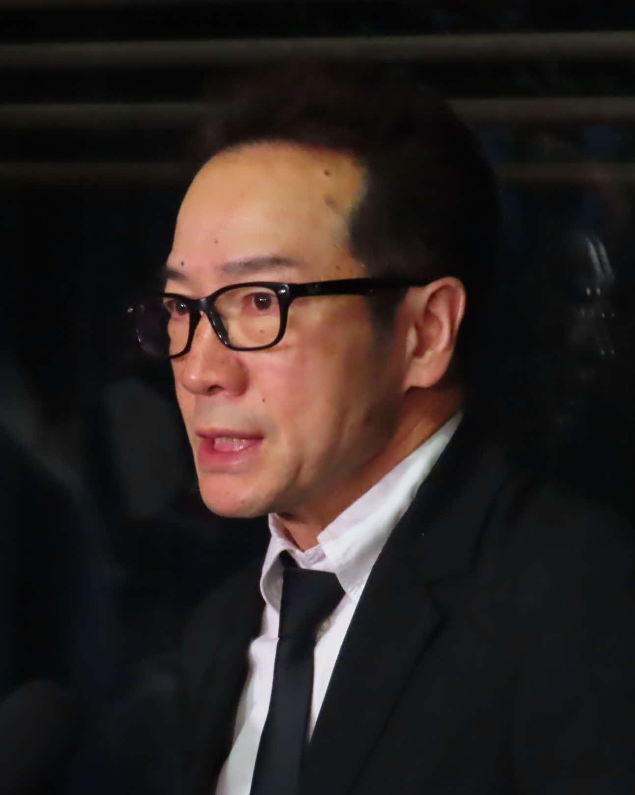 ケイダッシュ川村龍夫代表取締役会長の通夜に訪れ、取材に応じた田原俊彦（撮影・寺本吏輝）