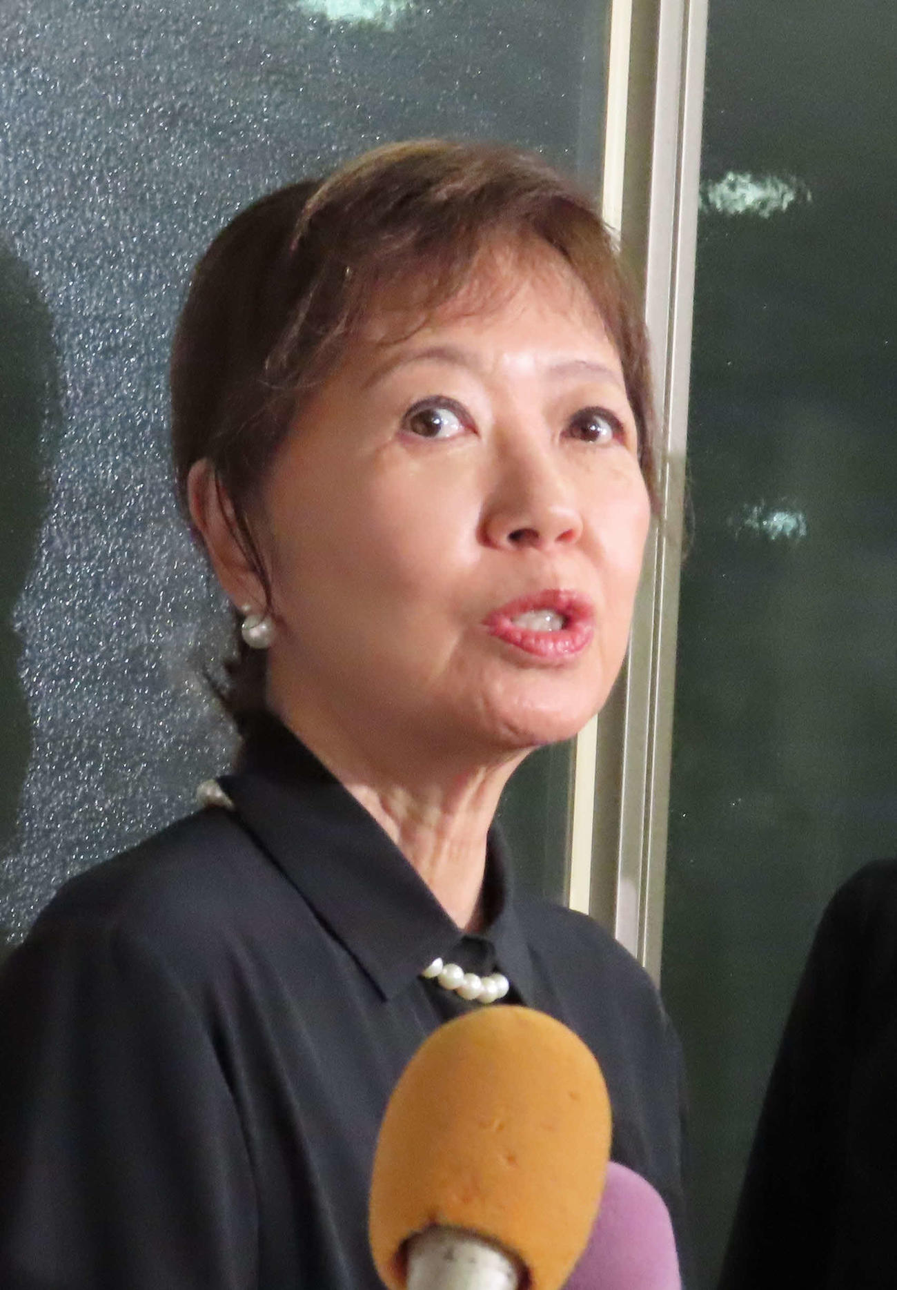 ケイダッシュ川村龍夫代表取締役会長の通夜に訪れ、取材に応じた浅田美代子（撮影・寺本吏輝）