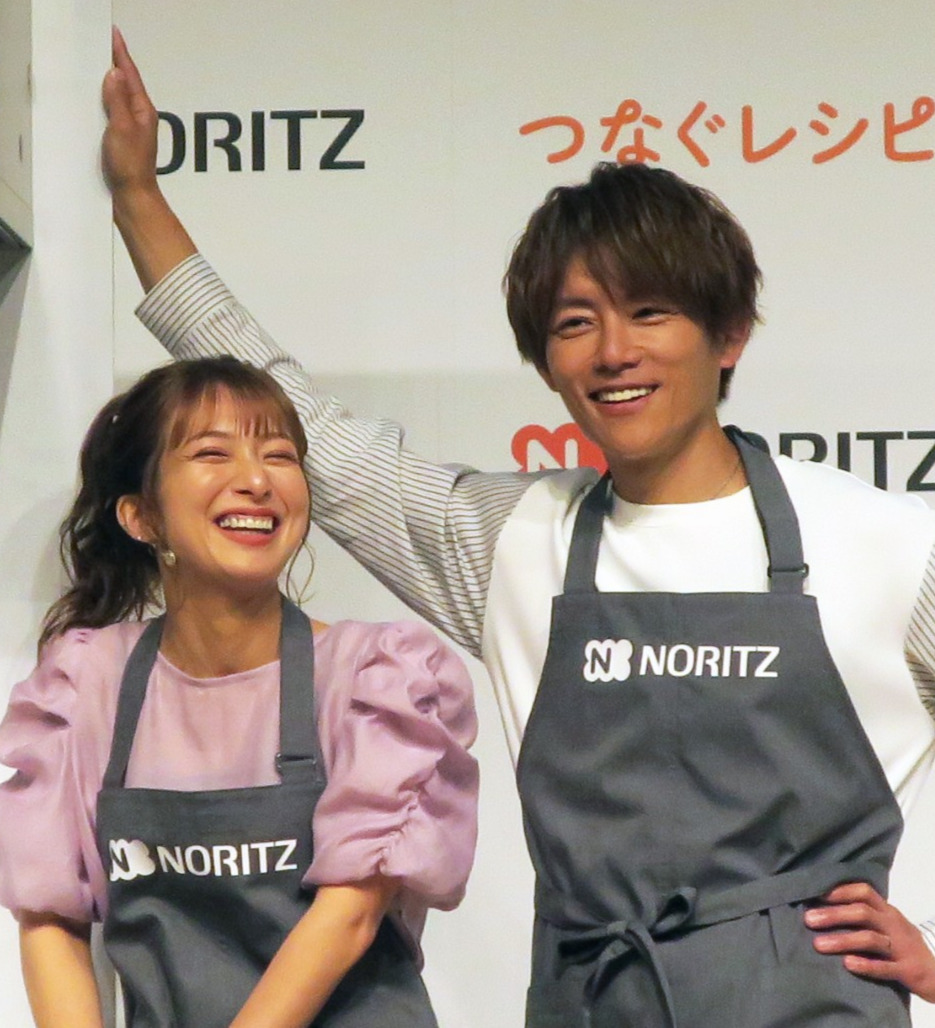辻希美、杉浦太陽（右）（2023年5月撮影）