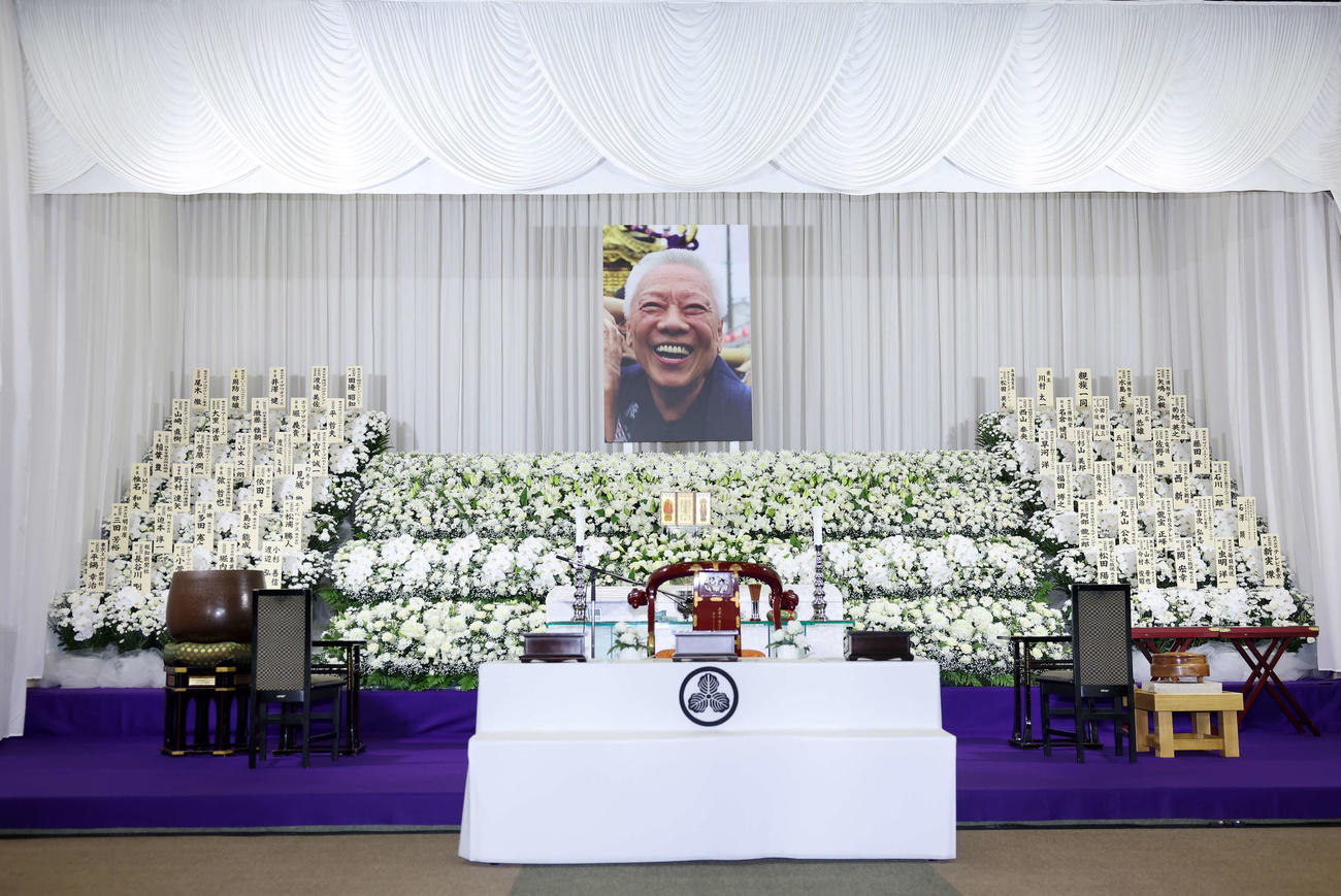 ケイダッシュ川村代表取締役会長の祭壇（撮影・鈴木正人）