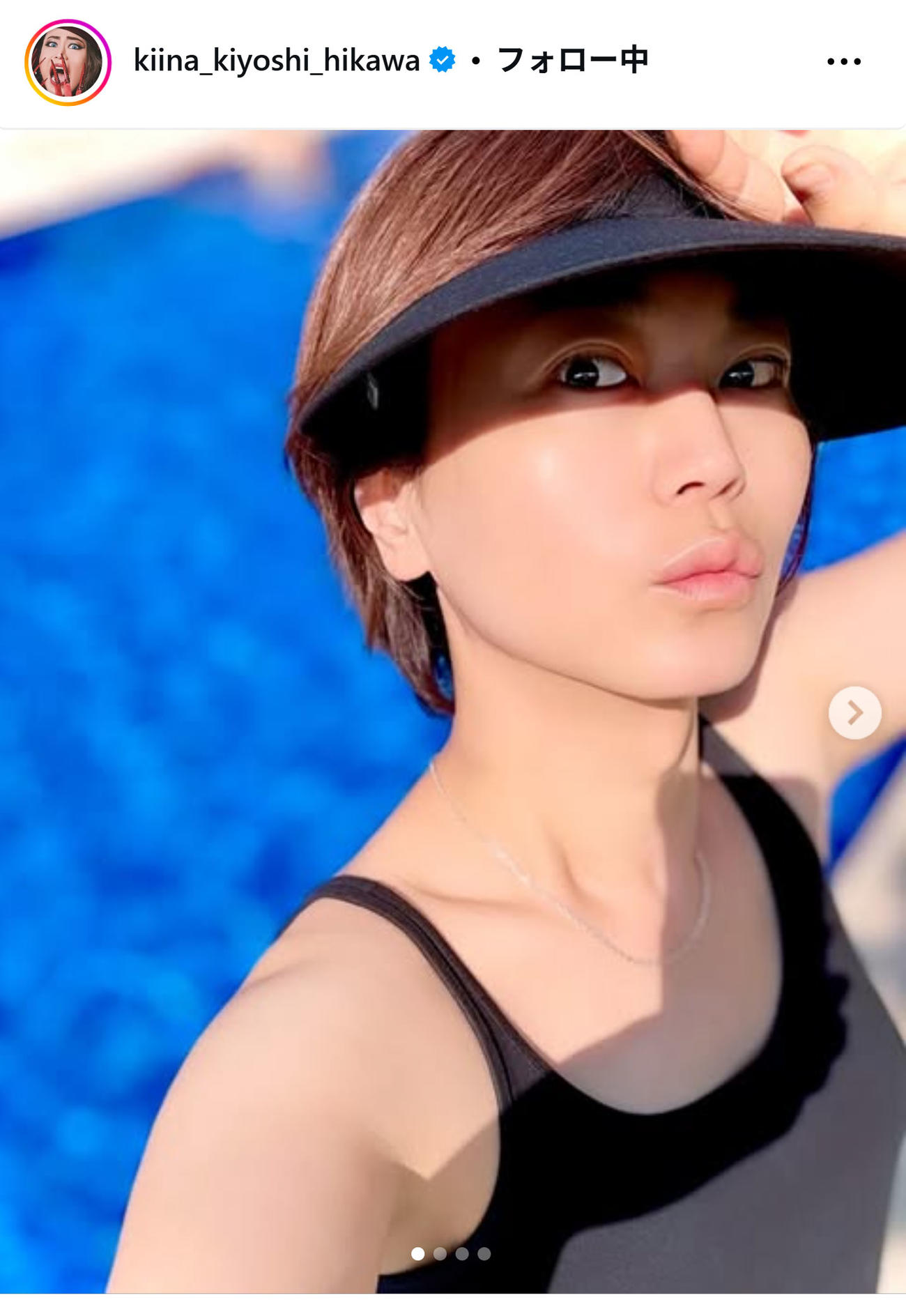 黒い水着姿を公開した氷川きよし（インスタグラムから）