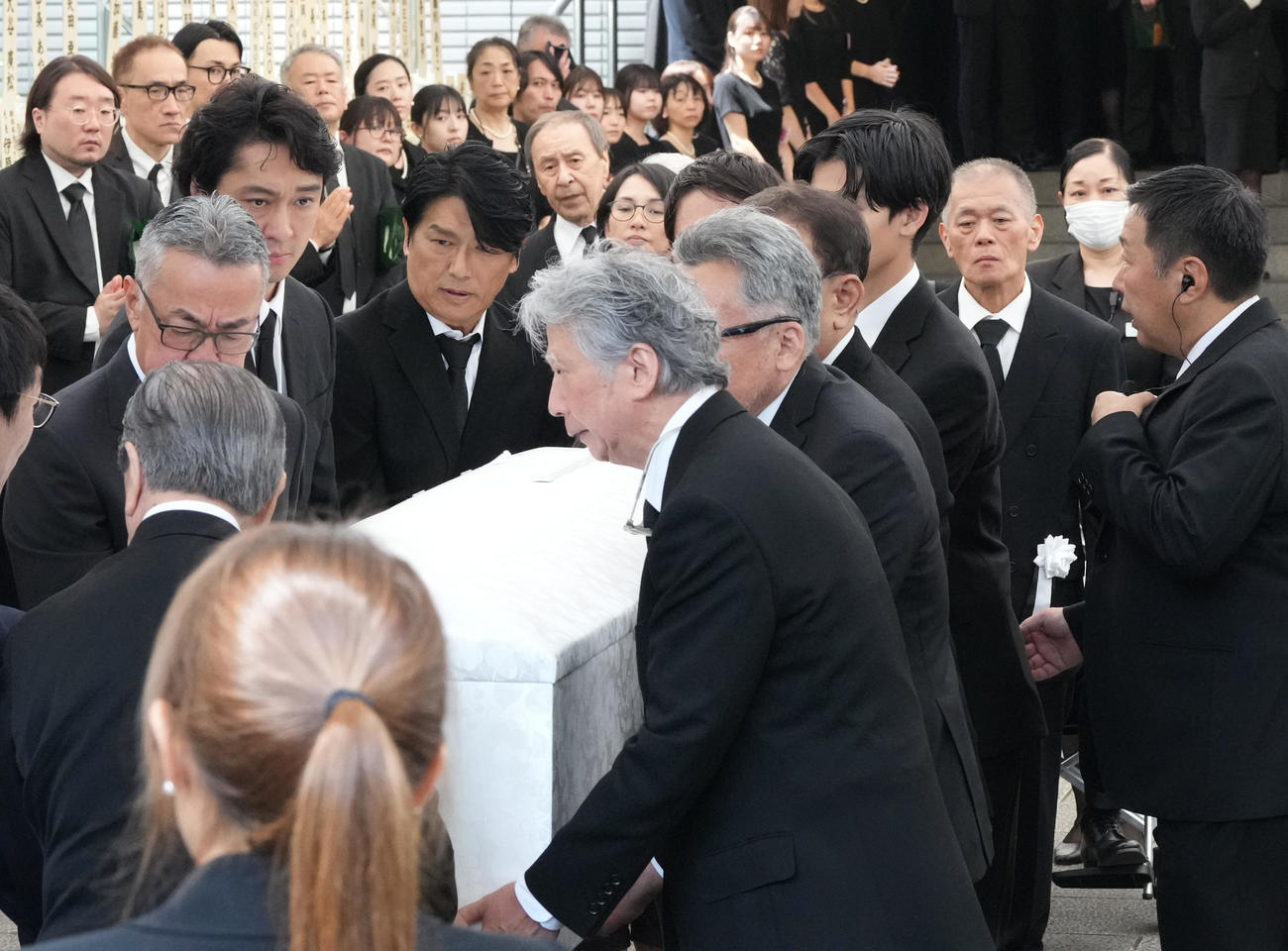 ケイダッシュ川村会長の葬儀・告別式で出棺に臨む渡辺大（後列左から2人目）と高橋克典（撮影・小沢裕）