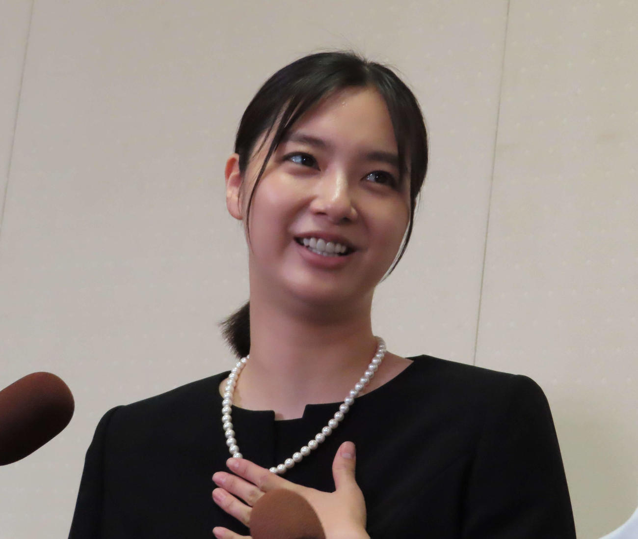 ケイダッシュ川村龍夫代表取締役会長の告別式に訪れ、取材に応じた新川優愛（撮影・寺本吏輝）