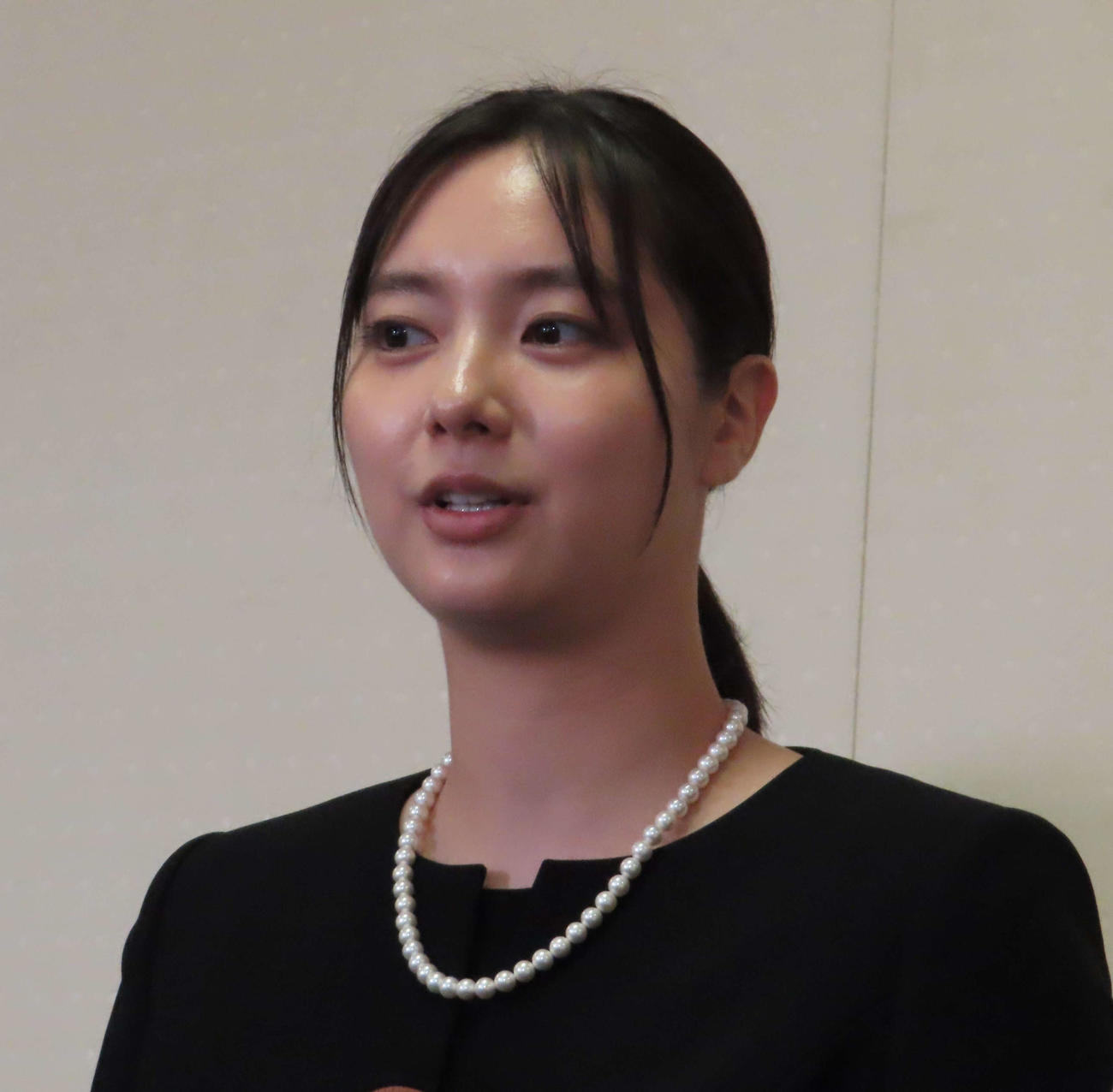 ケイダッシュ川村龍夫代表取締役会長の告別式に訪れ、取材に応じた新川優愛（撮影・寺本吏輝）