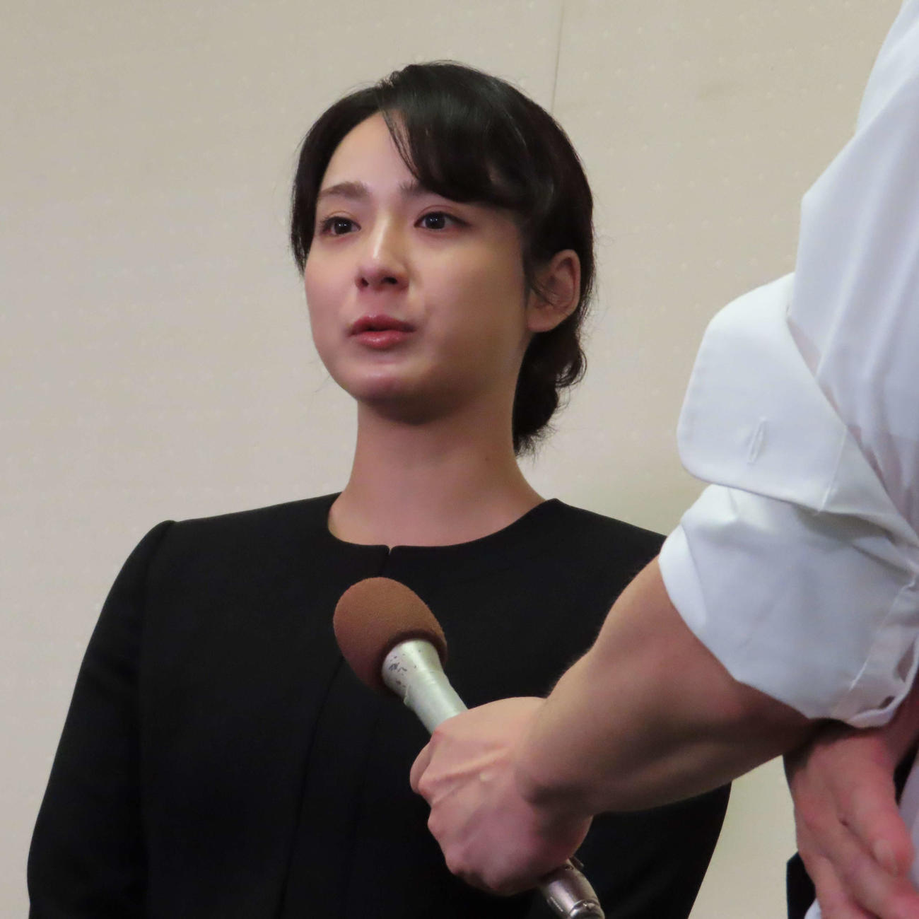 ケイダッシュ川村龍夫代表取締役会長の告別式に訪れ、取材に応じた平祐奈（撮影・寺本吏輝）
