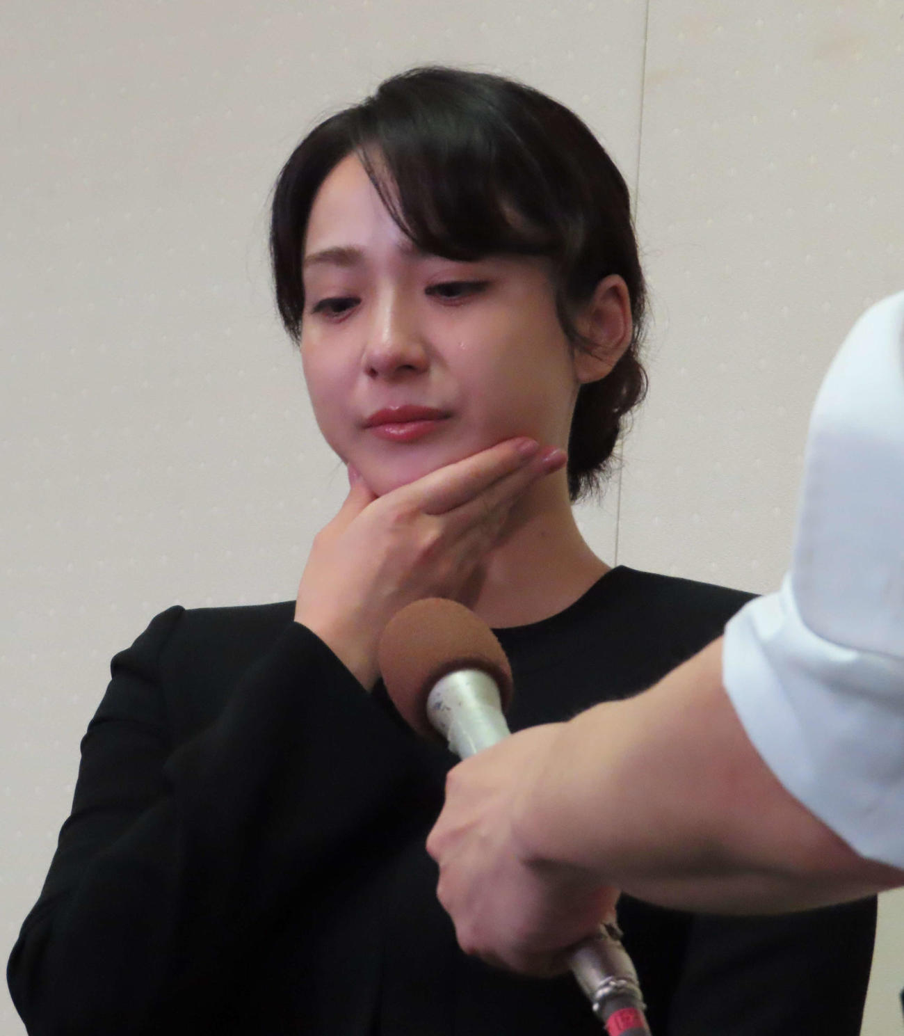 ケイダッシュ川村龍夫代表取締役会長の告別式に訪れ、取材に応じた平祐奈（撮影・寺本吏輝）
