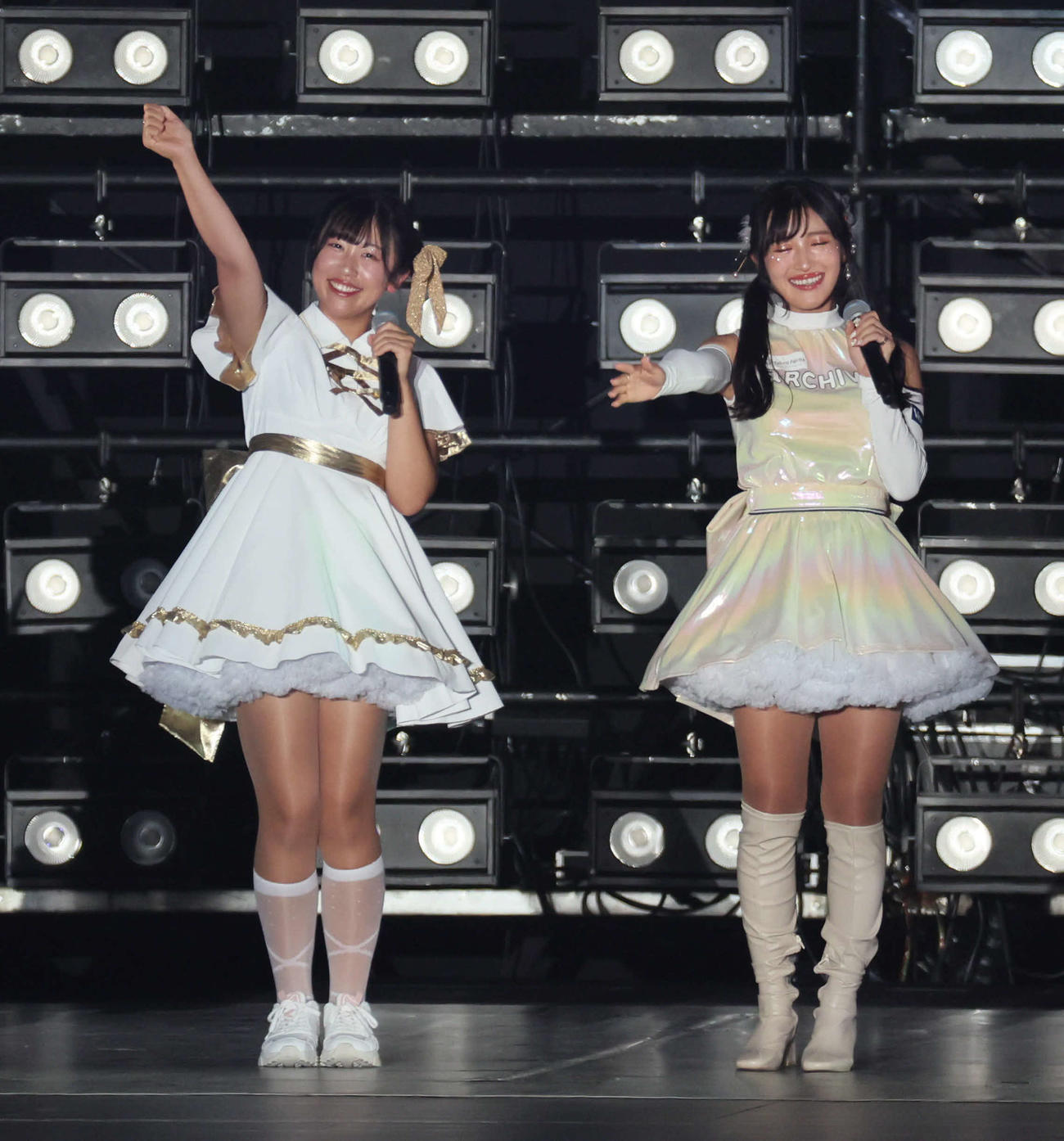 関西コレクション　関西コレクションでiLiFE!とコラボした菅沼菜々（左）と臼井麗香（撮影・宮崎幸一)