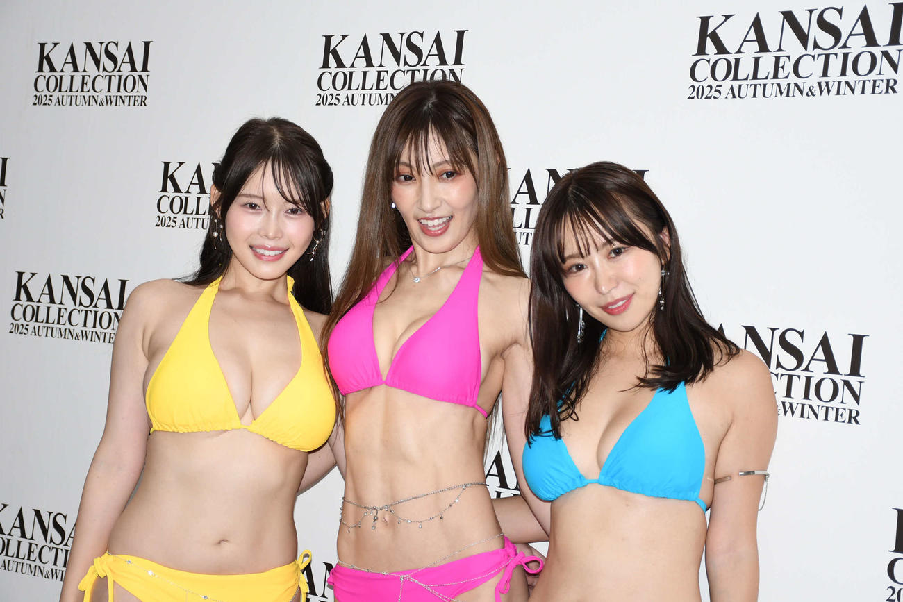 「カンサイコレクション　2025A／W」に出演し、水着姿を披露した、左から）白川愛梨、熊田曜子、平井こと（撮影・阪口孝志）