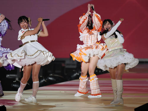 関西コレクション　関西コレクションでiLiFE!とコラボした菅沼菜々（左）と臼井麗香（撮影・宮崎幸一)