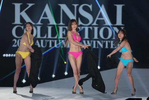 関西コレクションに出演した、左から白川愛梨、熊田曜子、平井こと（撮影・宮崎幸一)