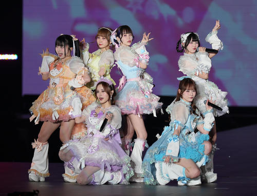 関西コレクション　オープニングステージに登場したゆりにゃ（中央）とPretty Chuu（撮影・宮崎幸一)