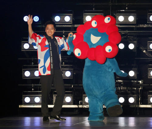 関西コレクションに出演した吉村洋文大阪府知事とミャクミャク（撮影・宮崎幸一)