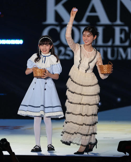 関西コレクション　関西コレクションに出演したマイカピュ（左）と原菜乃華（撮影・宮崎幸一)