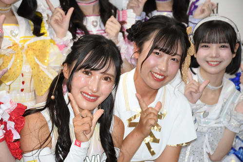 「カンサイコレクション　2025A／W」に出演した臼井麗香（左）と菅沼菜々（撮影・阪口孝志）