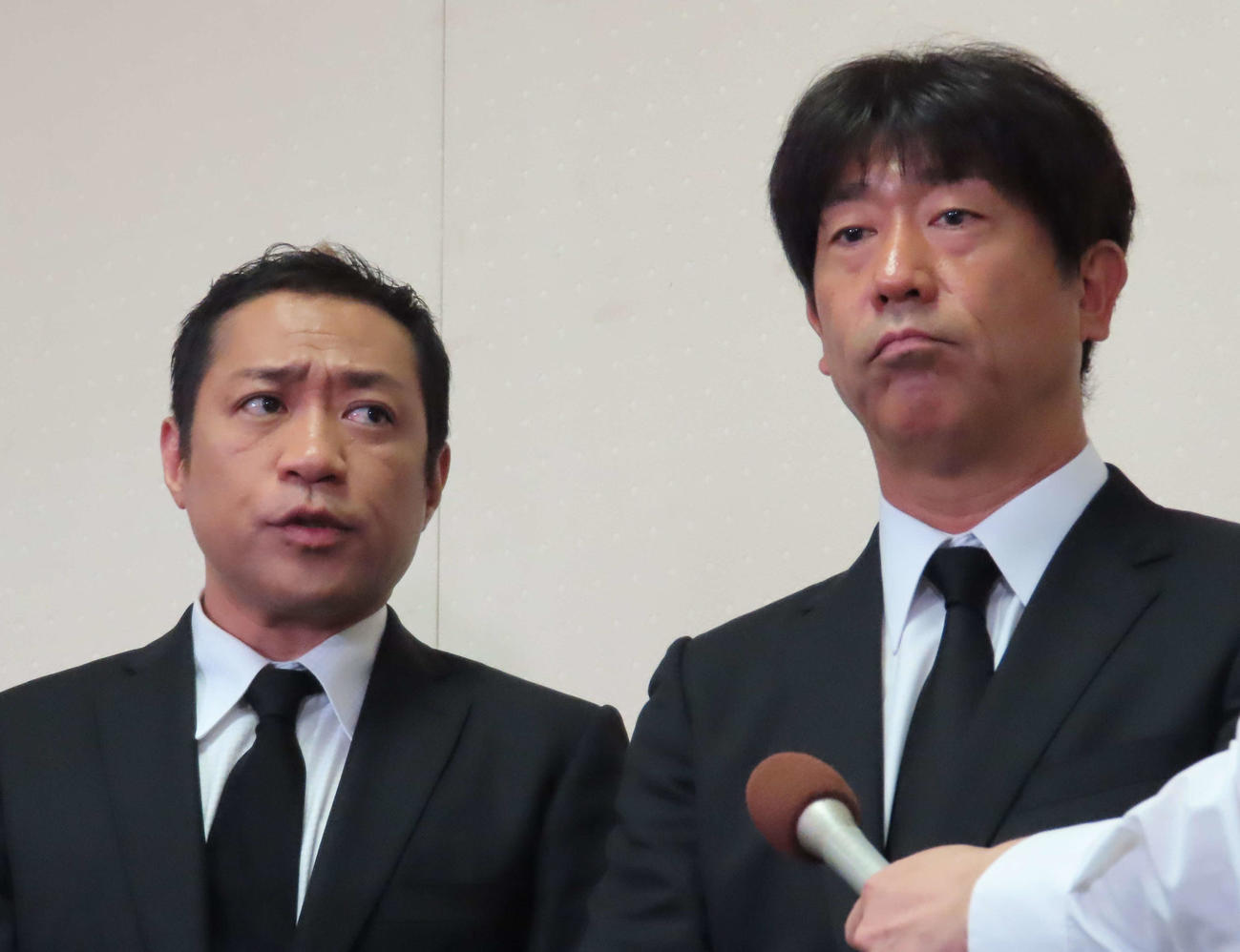 ケイダッシュ川村龍夫代表取締役会長の告別式に訪れ、取材に応じたはなわ（左）と原口あきまさ（右）（撮影・寺本吏輝）