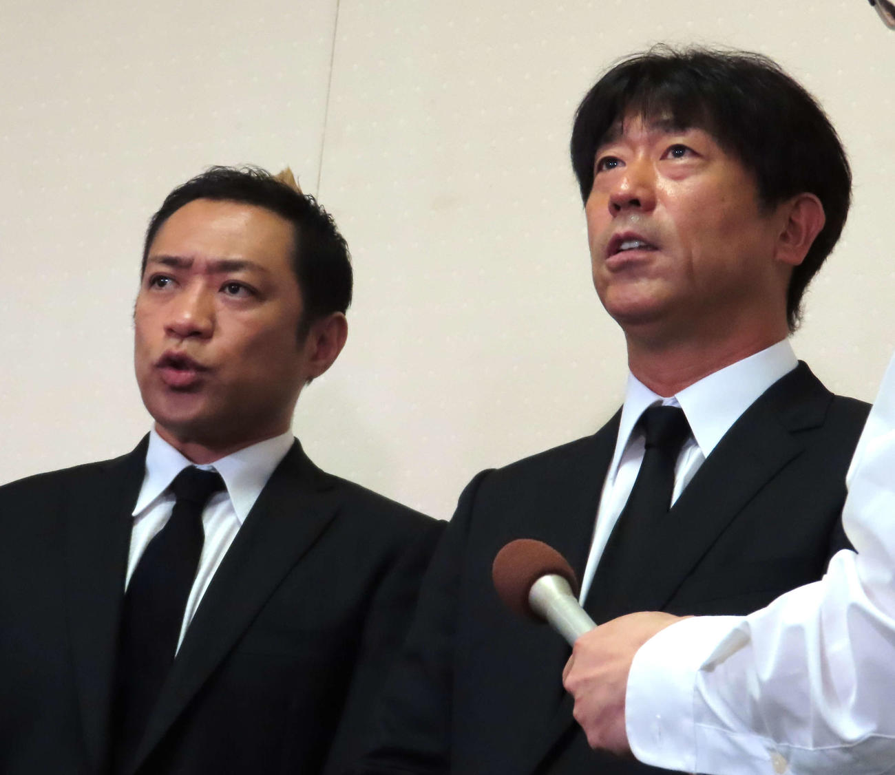 ケイダッシュ川村龍夫代表取締役会長の告別式に訪れ、取材に応じたはなわ（左）と原口あきまさ（右）（撮影・寺本吏輝）