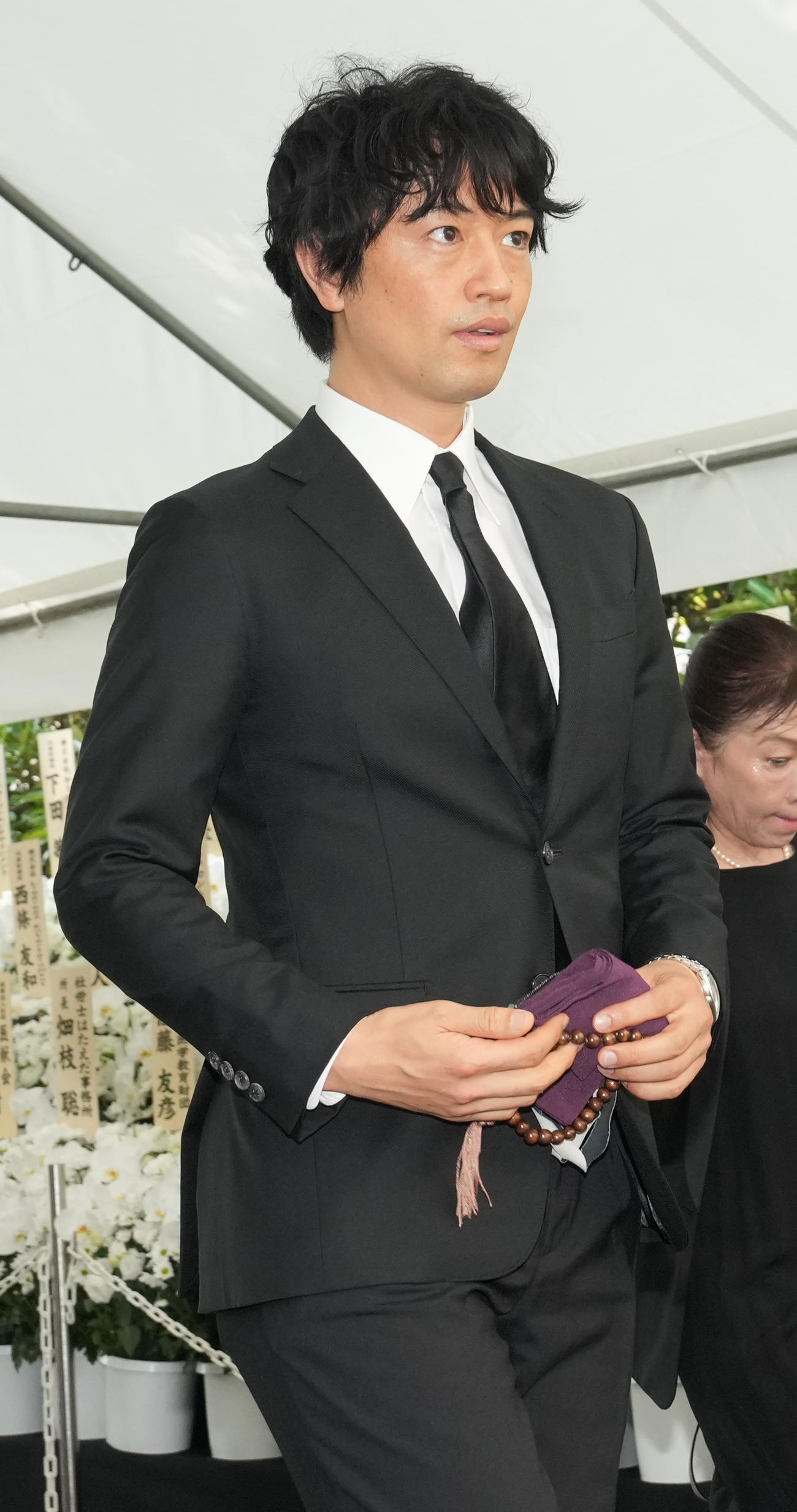 ケイダッシュ川村会長の葬儀・告別式に参列した斎藤工（撮影・小沢裕）