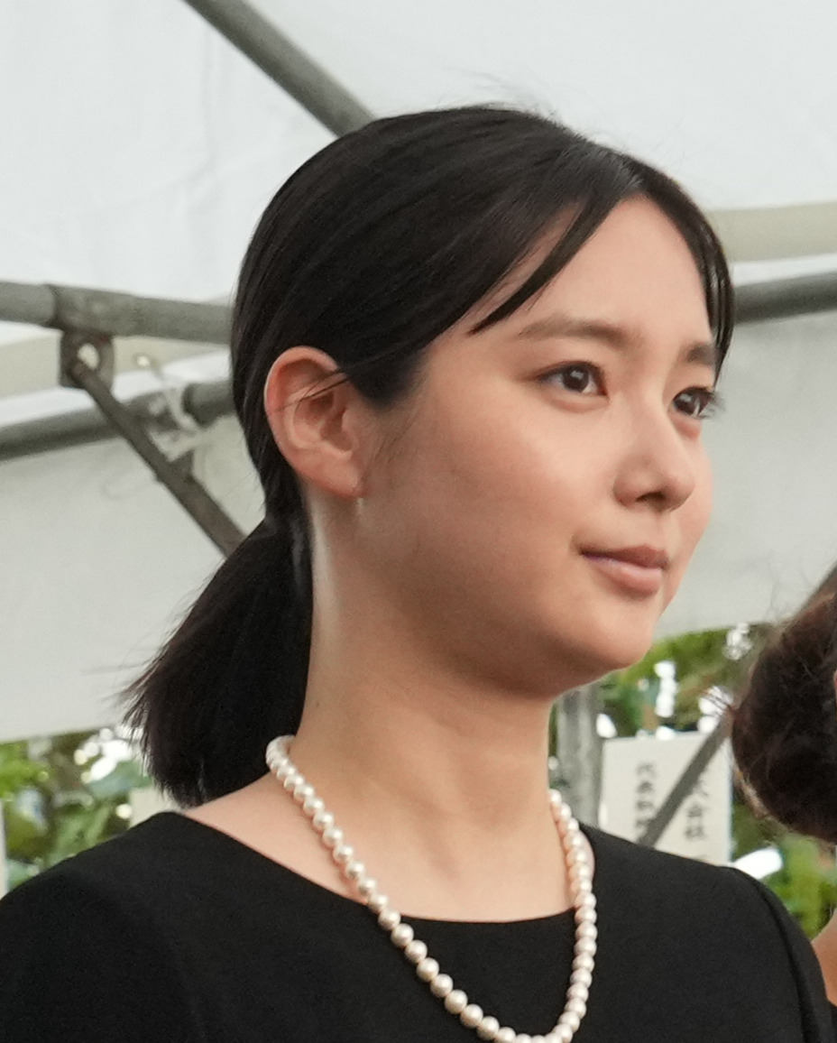 ケイダッシュ川村会長の葬儀・告別式に参列した新川優愛（撮影・小沢裕）