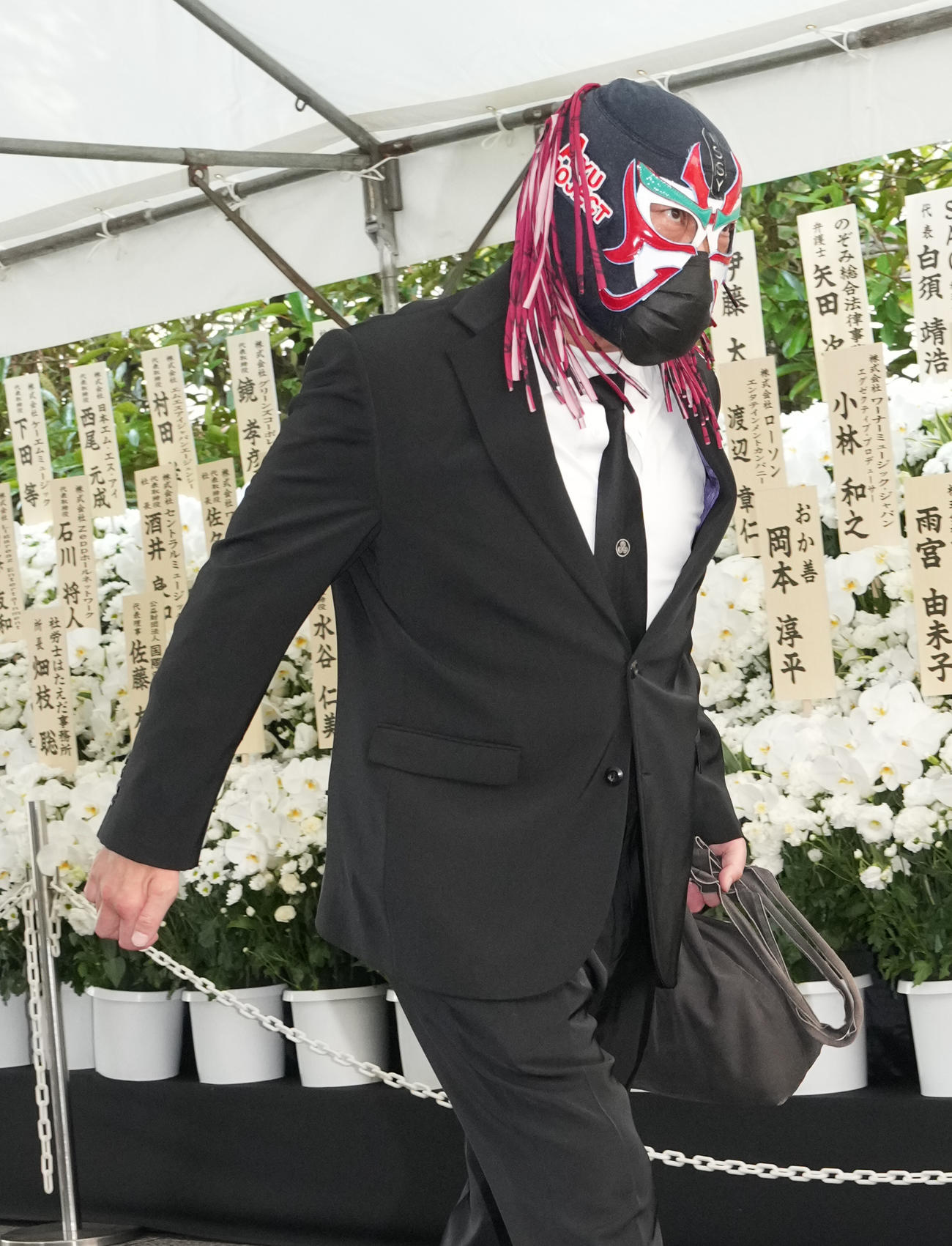 ケイダッシュ川村龍夫会長の葬儀・告別式に参列したサスケ（撮影・小沢裕）