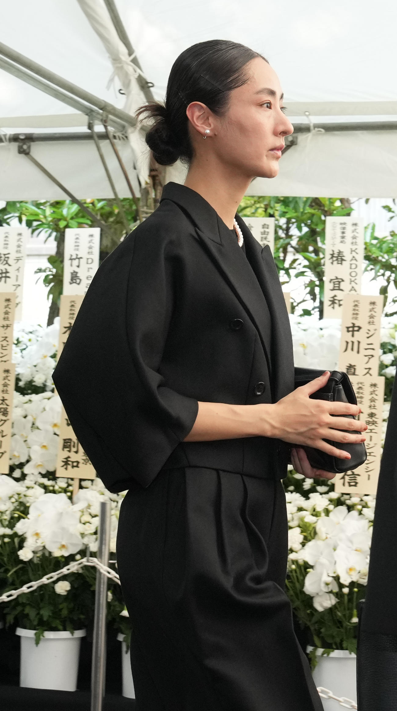ケイダッシュ川村会長の葬儀・告別式に参列したシシド・カフカ（撮影・小沢裕）