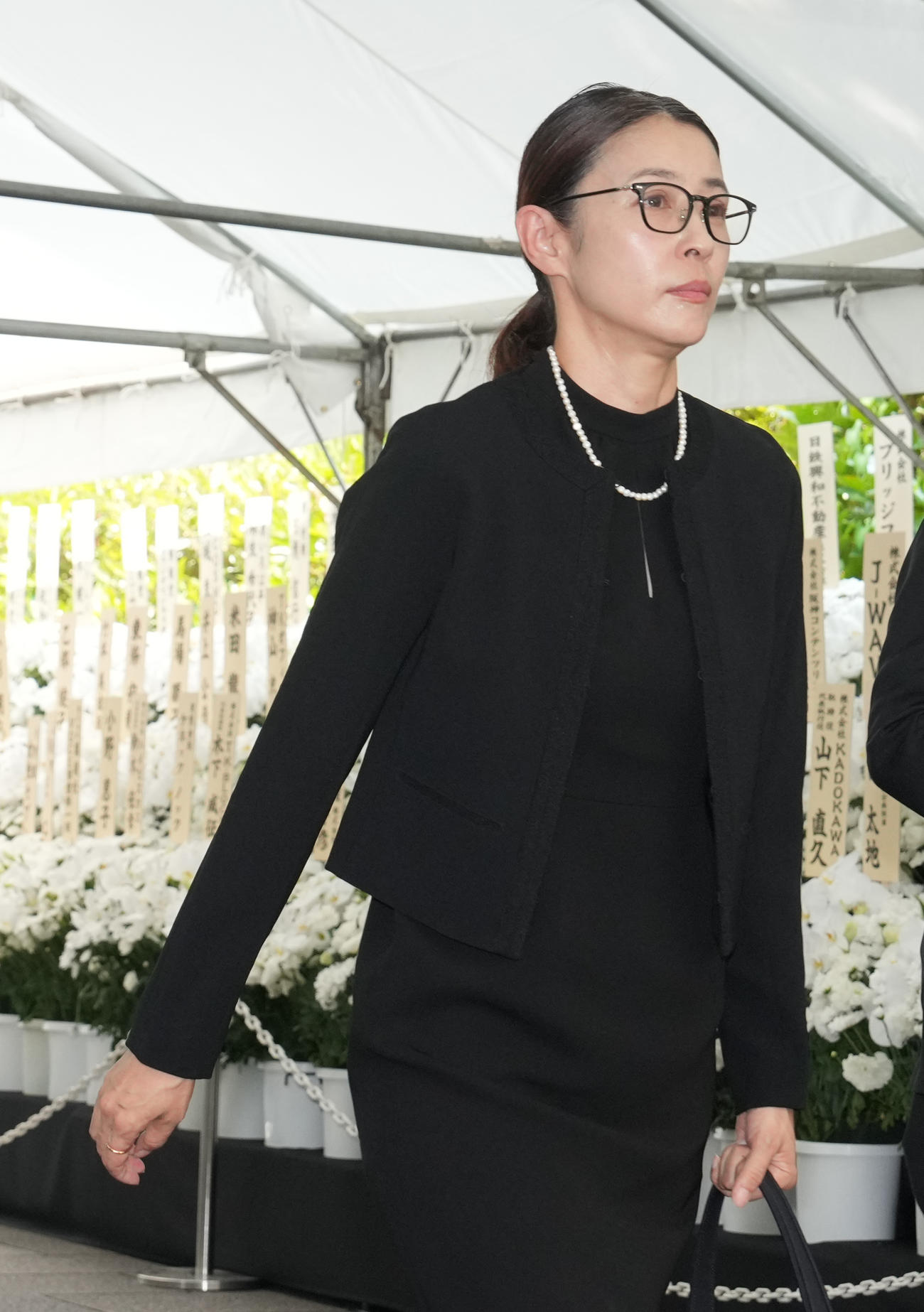 ケイダッシュ川村会長の葬儀・告別式に参列した水野美紀（撮影・小沢裕）