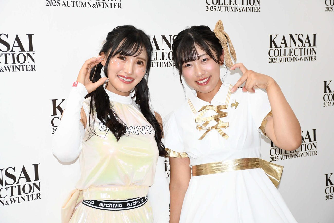 「カンサイコレクション　2025A／W」に出演した臼井麗香（左）と菅沼菜々（撮影・阪口孝志）