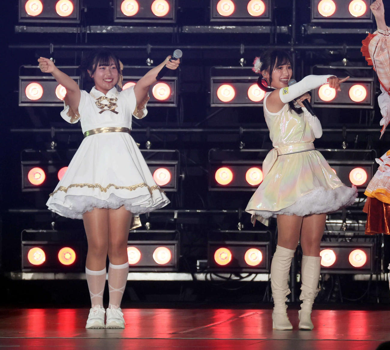 関西コレクション　関西コレクションでiLiFE!とコラボした菅沼菜々（左）と臼井麗香（撮影・宮崎幸一)