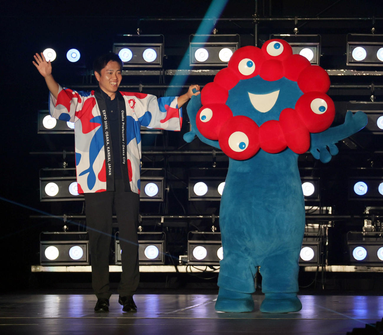 関西コレクションに出演した吉村洋文大阪府知事とミャクミャク（撮影・宮崎幸一)
