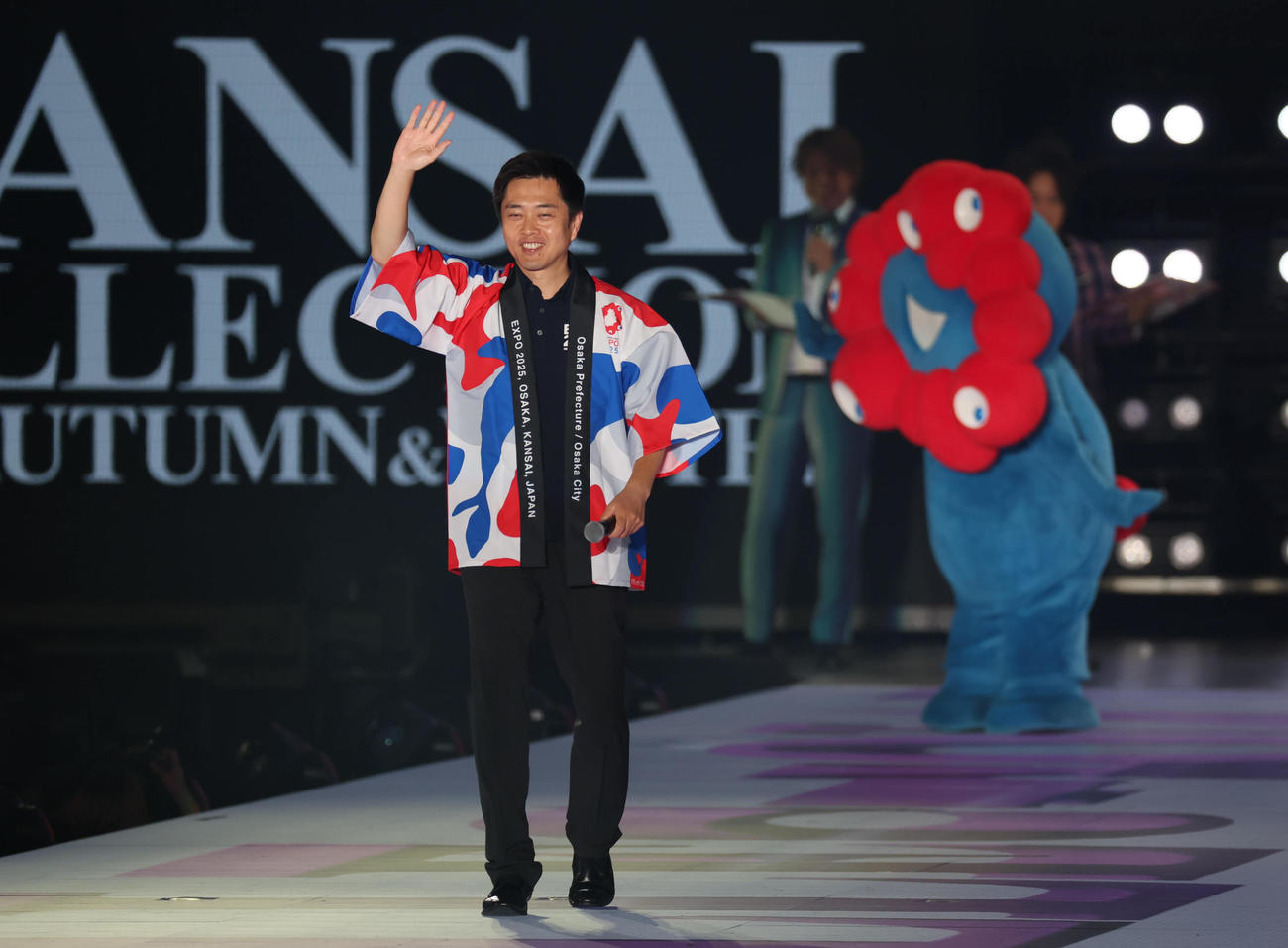 関西コレクションに出演した吉村洋文大阪府知事とミャクミャク撮影・宮崎幸一)