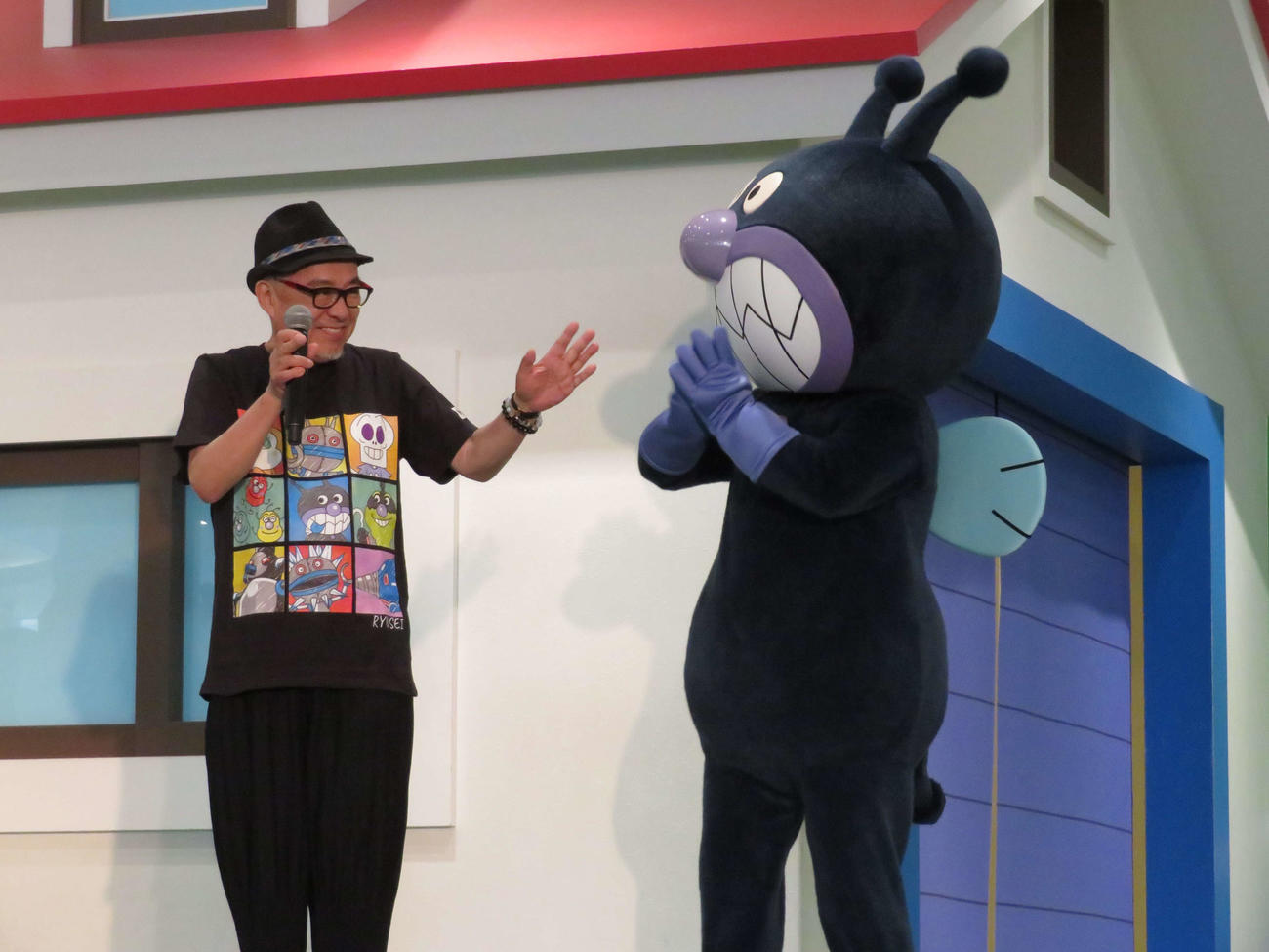 映画「それいけ！アンパンマン　ばいきんまんと絵本のルルン」公開直前イベントに登場した中尾隆聖とばいきんまん＝24年５月