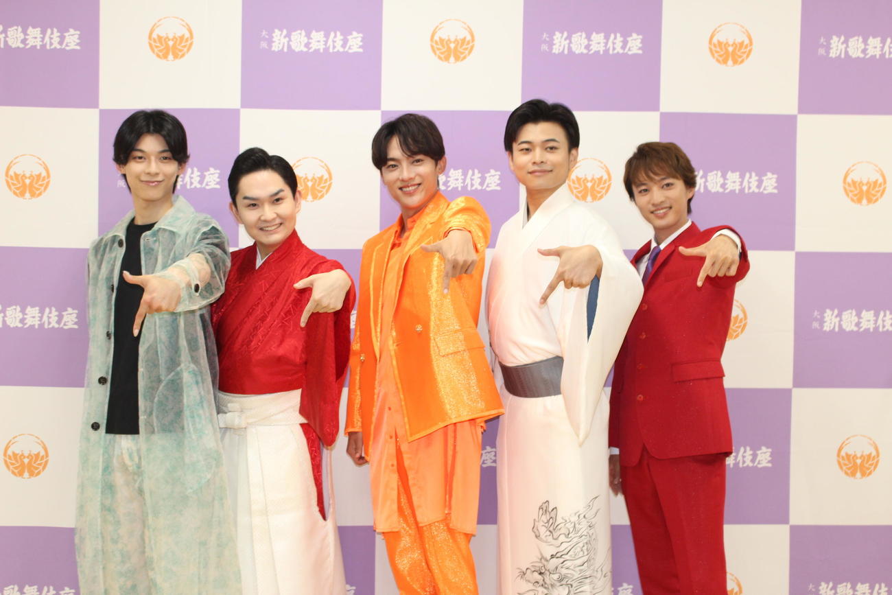 この日の公演をもって演歌第7世代を卒業した辰巳ゆうと（中央）。左から原田波人、彩青、一人おいて二見颯一、青山新