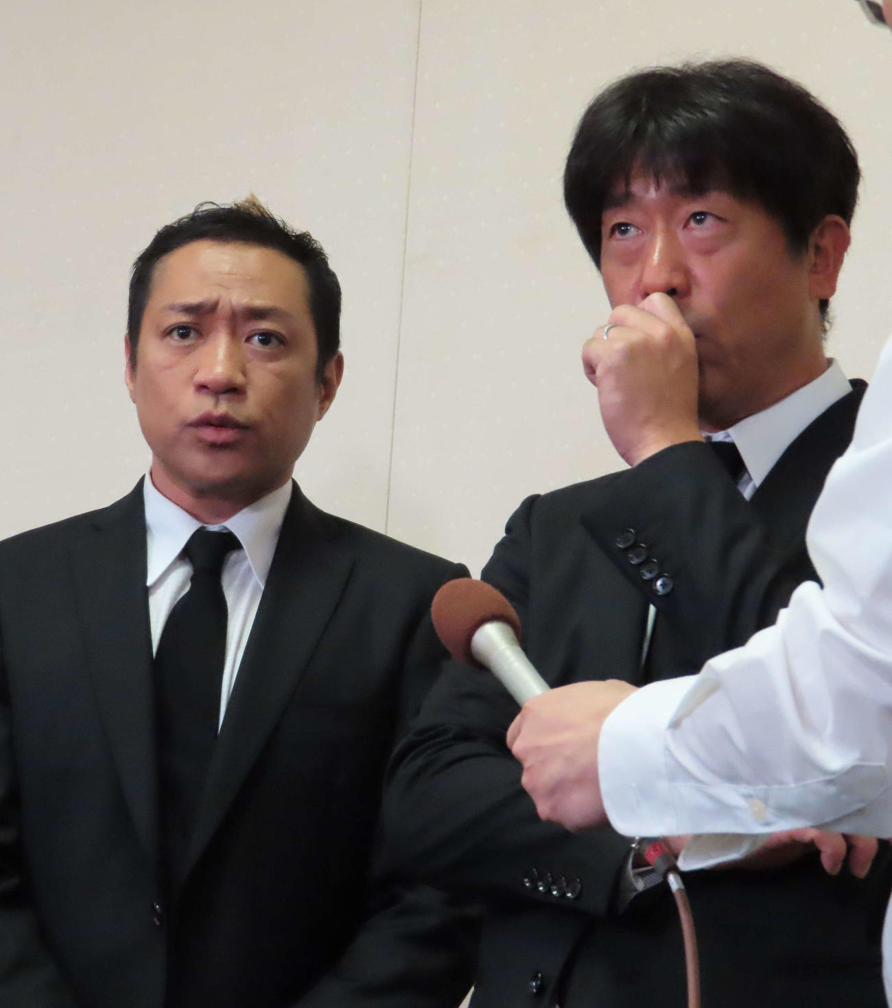 ケイダッシュ川村龍夫代表取締役会長の告別式に訪れ、取材に応じたはなわ（左）と原口あきまさ（右）（撮影・寺本吏輝）