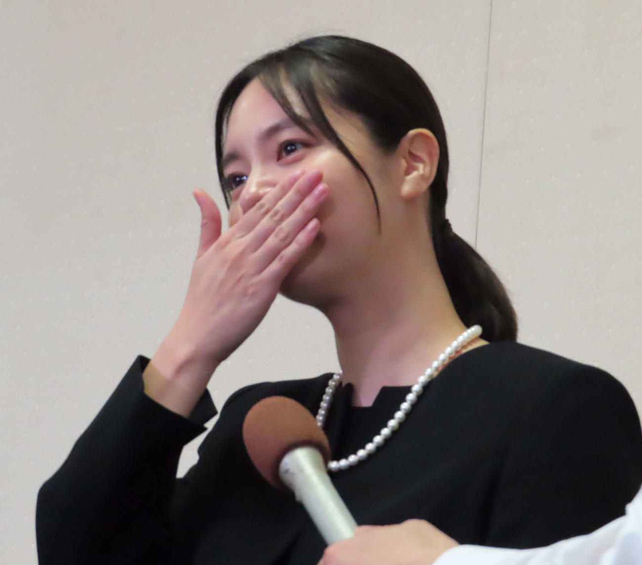 ケイダッシュ川村龍夫代表取締役会長の告別式に訪れ、取材に応じた新川優愛（撮影・寺本吏輝）