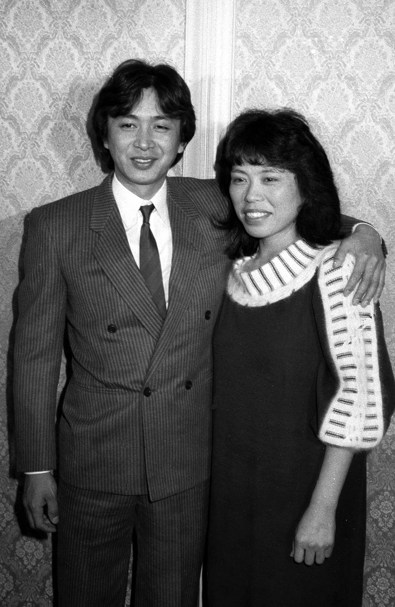 新沼謙治（左）と婚約した当時の湯木博恵さん（1986年1月撮影）