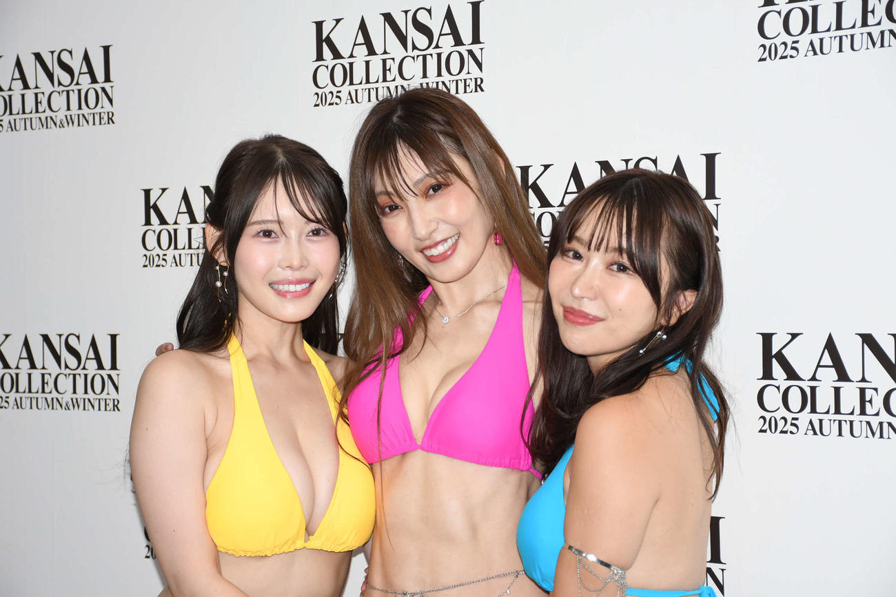 「カンサイコレクション　2025A／W」に出演し、水着姿を披露した、左から）白川愛梨、熊田曜子、平井こと（撮影・阪口孝志）
