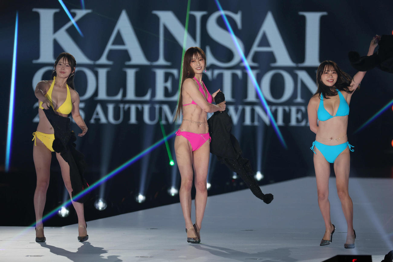 関西コレクションに出演した、左から白川愛梨、熊田曜子、平井こと（撮影・宮崎幸一)