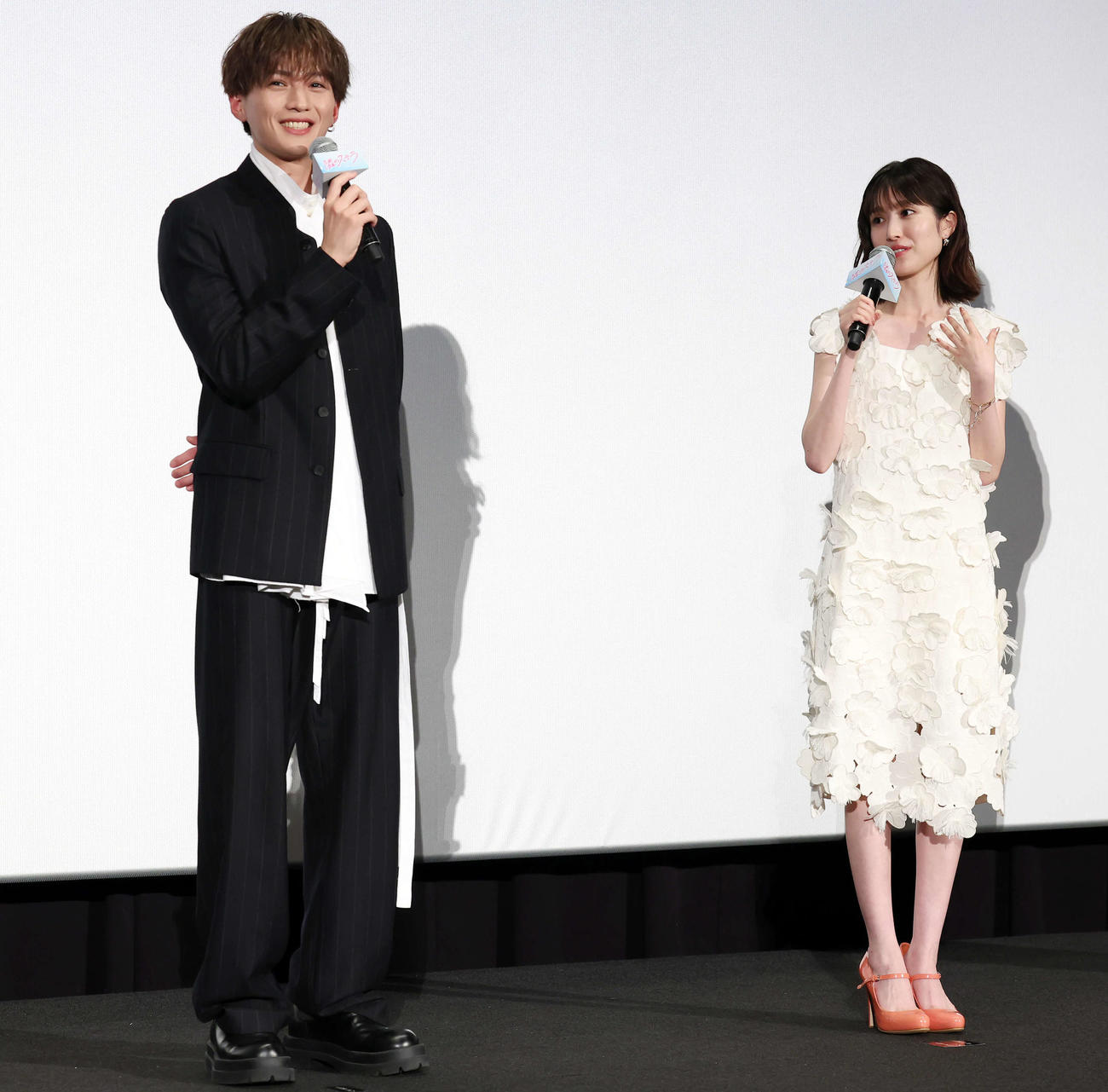 映画「隣のステラ」完成披露舞台あいさつに登壇し、撮影時のエピソードを語った八木勇征（左）と福本莉子（撮影・山本朝陽）