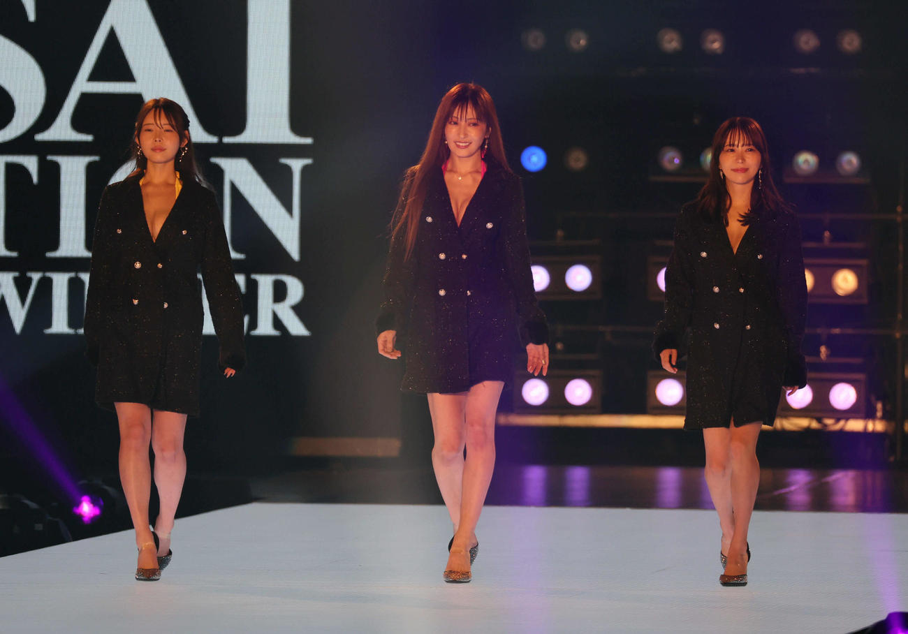 関西コレクションに出演した、左から白川愛梨、熊田曜子、平井こと（撮影・宮崎幸一)