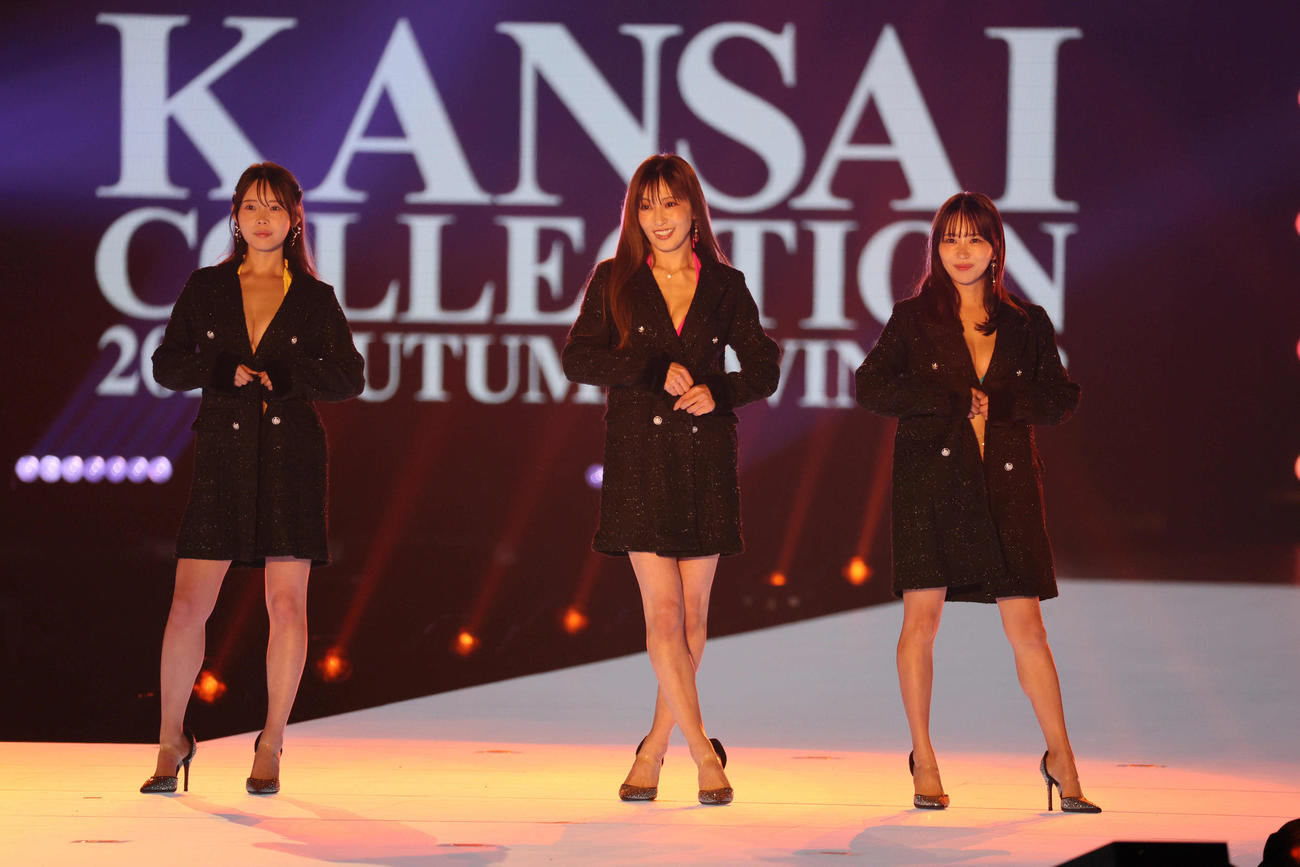 関西コレクションに出演した、左から白川愛梨、熊田曜子、平井こと（撮影・宮崎幸一)