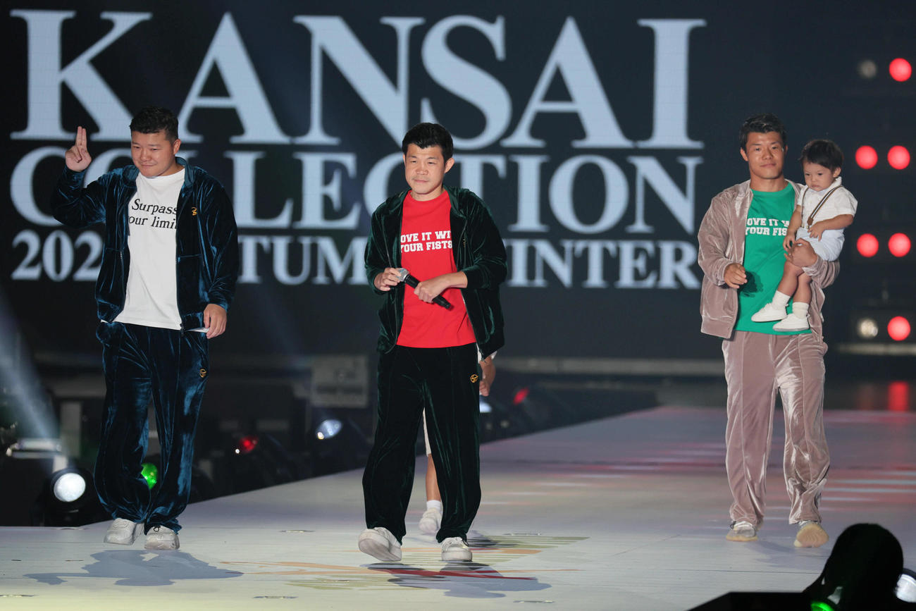 関西コレクションに出演した、左から亀田大毅、亀田興毅、亀田和毅(（撮影・宮崎幸一)