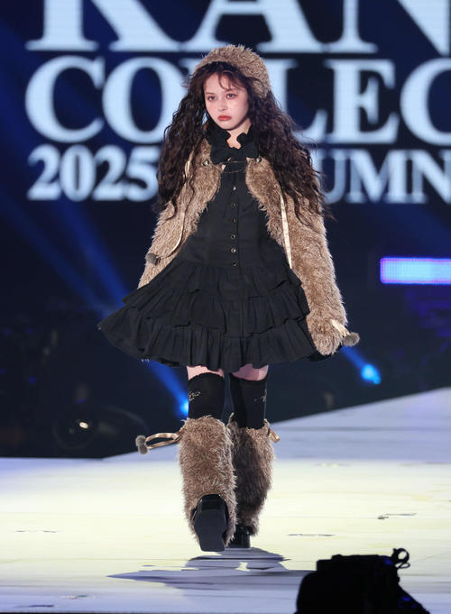 関西コレクション　関西コレクションに出演した加藤ナナ
（撮影・宮崎幸一)