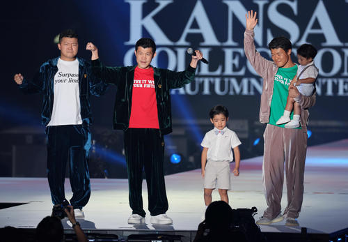 関西コレクションに出演した、左から亀田大毅、亀田興毅、亀田和毅(（撮影・宮崎幸一)