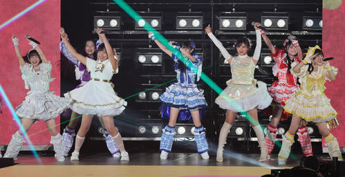関西コレクション　関西コレクションでiLiFE!とコラボした菅沼菜々（左から3人目）と臼井麗香（同5人目）（撮影・宮崎幸一)