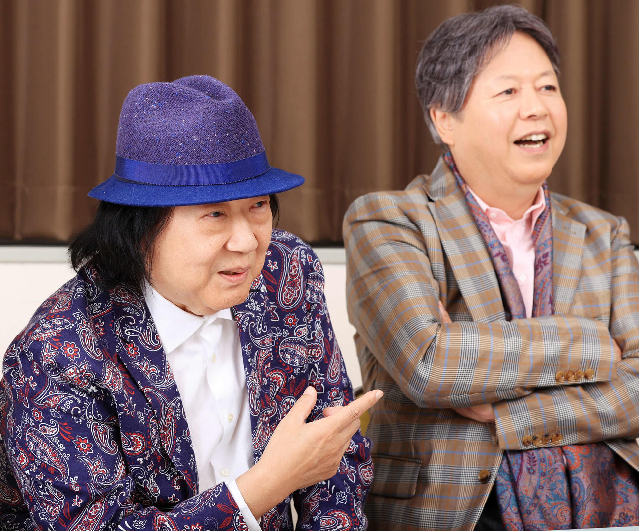 ゴダイゴのミッキー吉野（左）。右はタケカワユキヒデ（2023年10月撮影）