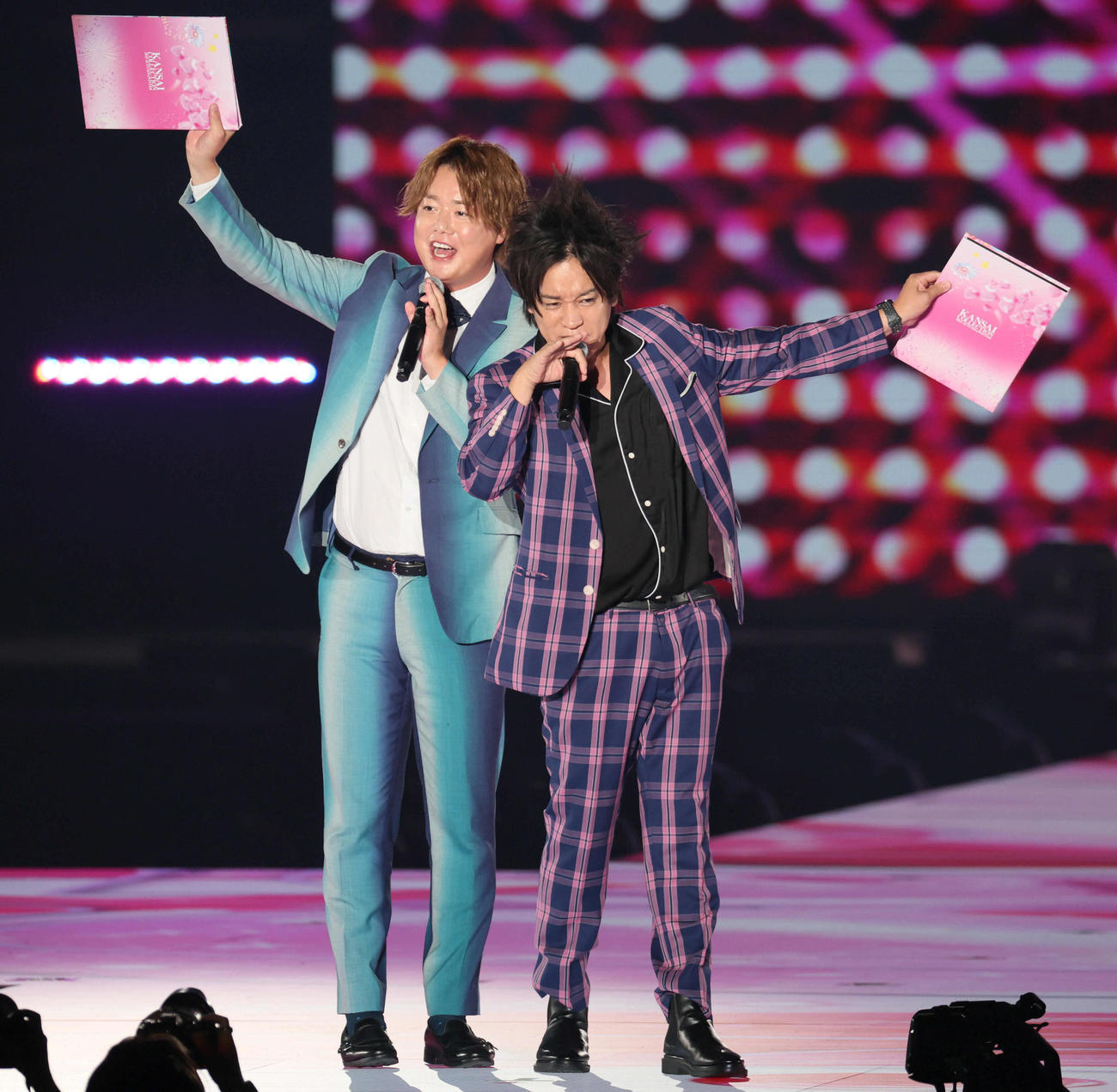 関西コレクション　MCを務めた、左からぺこぱのシュウペイ、松陰寺太勇（撮影・宮崎幸一)