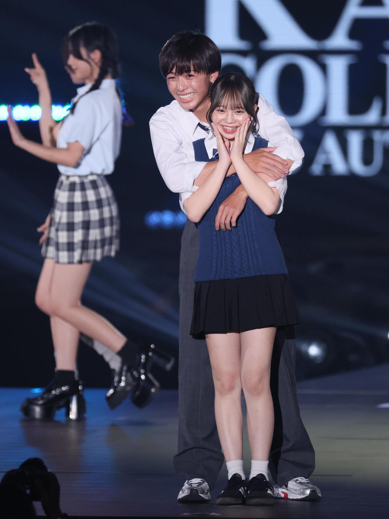 関西コレクションに出演した曽根凌輔（左）と天宮芽唯（撮影・宮崎幸一)