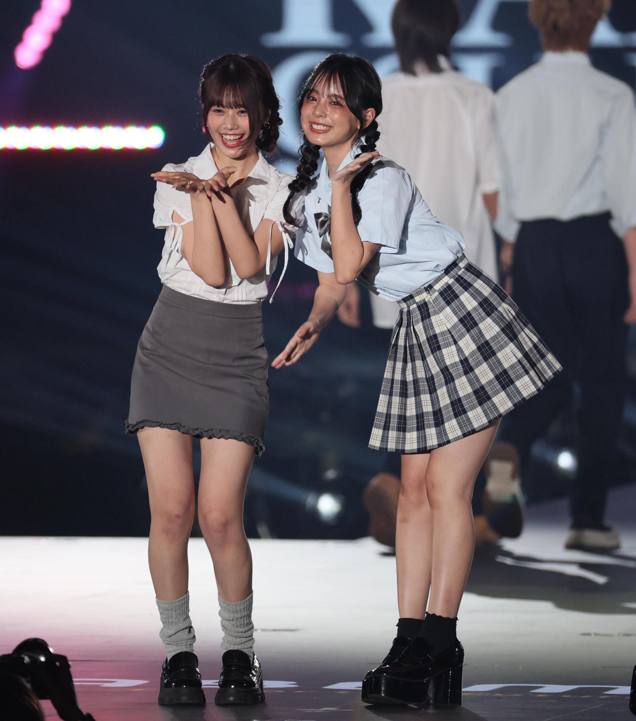 関西コレクションに出演した瀬川陽菜乃（左）と小國舞羽（撮影・宮崎幸一)