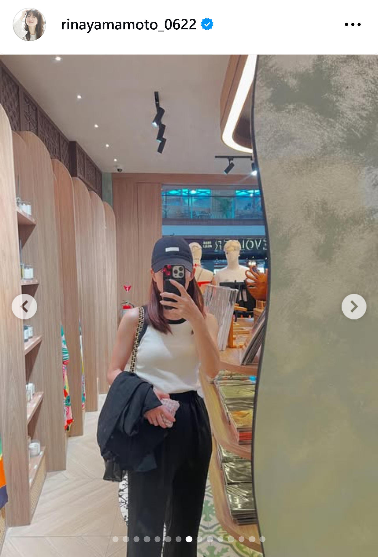 白キャミ姿で自撮りする山本里菜（山本里菜のインスタグラムから）