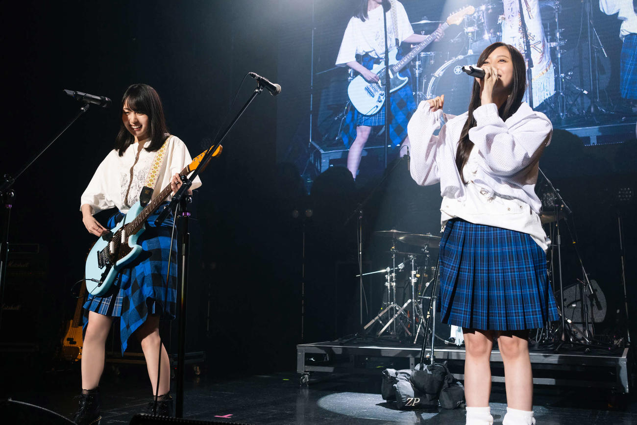 応援アンバサダーを務める音楽イベント「マイナビ　閃光（せんこう）ライオット2025 produced by SCHOOL OF LOCK！」の開会宣言を行った乃木坂46賀喜遥香（左）と井上和（外部提供）